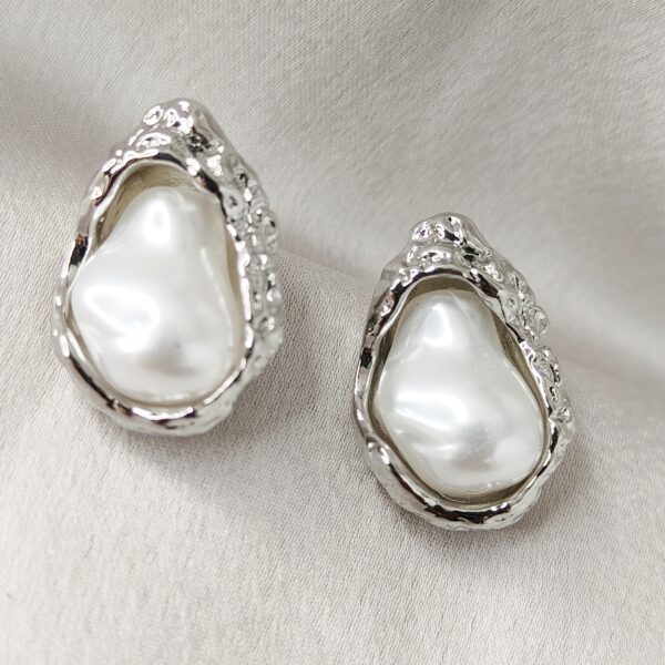 Mother Pearl Studded Earrings